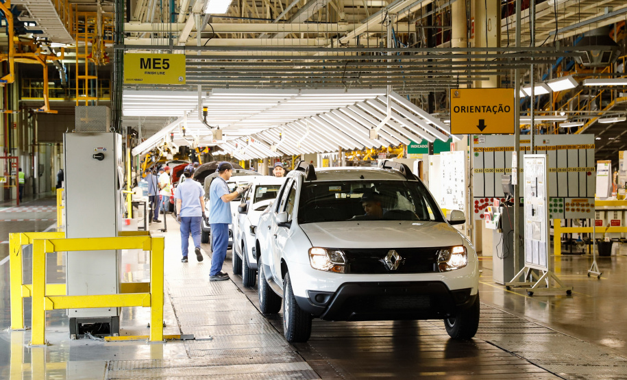 O governador Carlos Massa Ratinho Junior reforçou nesta quarta-feira (11) a determinação do Estado em apoiar iniciativas para ampliar a mobilidade sustentável no Paraná. Ele esteve no Complexo Ayrton Senna, que abriga quatro fábricas da Renault, em São José dos Pinhais, na Região Metropolitana de Curitiba.