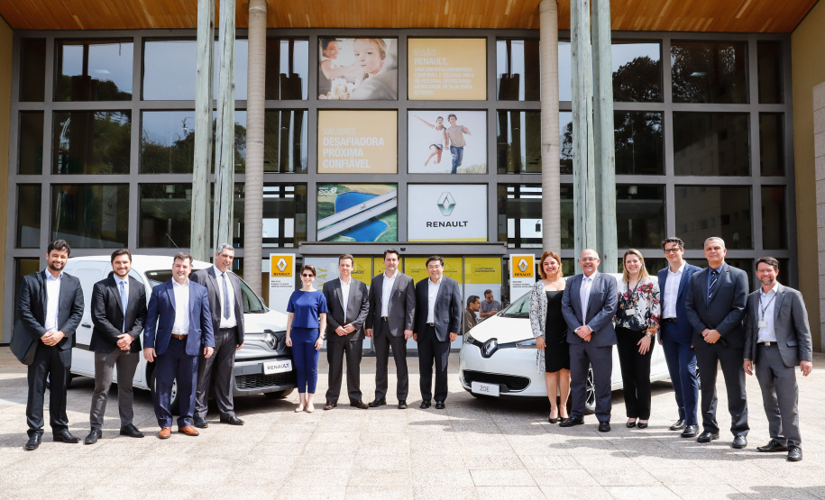 O governador Carlos Massa Ratinho Junior reforçou nesta quarta-feira (11) a determinação do Estado em apoiar iniciativas para ampliar a mobilidade sustentável no Paraná. Ele esteve no Complexo Ayrton Senna, que abriga quatro fábricas da Renault, em São José dos Pinhais, na Região Metropolitana de Curitiba.