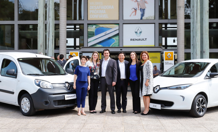 O governador Carlos Massa Ratinho Junior reforçou nesta quarta-feira (11) a determinação do Estado em apoiar iniciativas para ampliar a mobilidade sustentável no Paraná. Ele esteve no Complexo Ayrton Senna, que abriga quatro fábricas da Renault, em São José dos Pinhais, na Região Metropolitana de Curitiba.