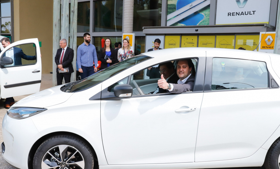 O governador Carlos Massa Ratinho Junior reforçou nesta quarta-feira (11) a determinação do Estado em apoiar iniciativas para ampliar a mobilidade sustentável no Paraná. Ele esteve no Complexo Ayrton Senna, que abriga quatro fábricas da Renault, em São José dos Pinhais, na Região Metropolitana de Curitiba.