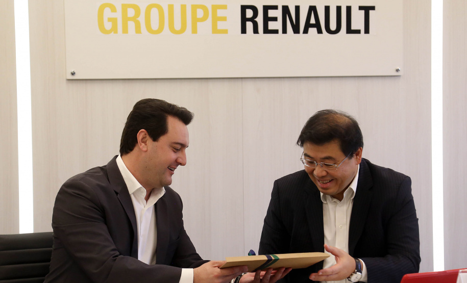 O governador Carlos Massa Ratinho Junior reforçou nesta quarta-feira (11) a determinação do Estado em apoiar iniciativas para ampliar a mobilidade sustentável no Paraná. Ele esteve no Complexo Ayrton Senna, que abriga quatro fábricas da Renault, em São José dos Pinhais, na Região Metropolitana de Curitiba.Foto Gilson Abreu/AEN