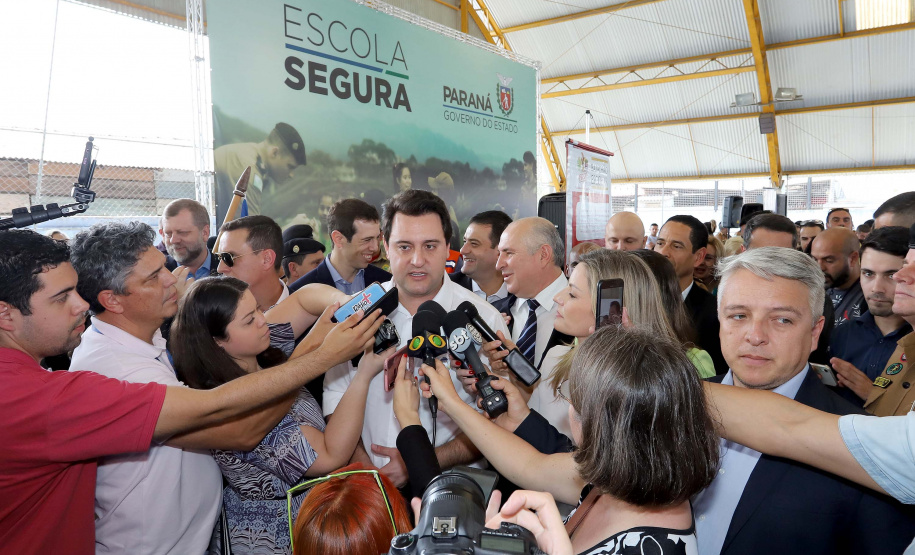 O governador Carlos Massa Ratinho Junior lança nesta quarta-feira (11) o programa Escola Segura na Região Metropolitana de Curitiba. Serão beneficiadas 40 escolas da região de nove municípios. Presentes: prefeito em exercício de São José dos Pinhais, Tiago Buhrer; secretários: de Educação, Renato Feder; de segurança pública, cel. Romulo Soares; comandante da PMPR, cel. Péricles de Matos; entre outros.Curitiba, 11-09-19.Foto: Arnaldo Alves / AEN.