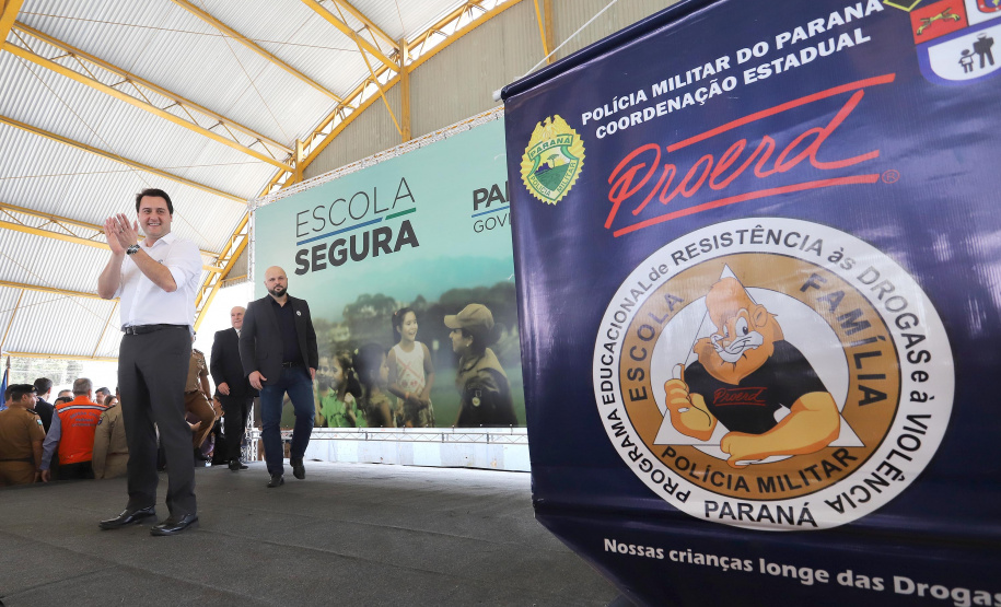 O governador Carlos Massa Ratinho Junior lança nesta quarta-feira (11) o programa Escola Segura na Região Metropolitana de Curitiba. Serão beneficiadas 40 escolas da região de nove municípios. Presentes: prefeito em exercício de São José dos Pinhais, Tiago Buhrer; secretários: de Educação, Renato Feder; de segurança pública, cel. Romulo Soares; comandante da PMPR, cel. Péricles de Matos; entre outros.Curitiba, 11-09-19.Foto: Arnaldo Alves / AEN.