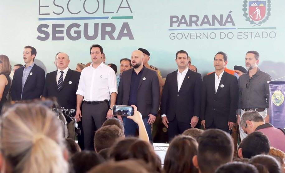 O governador Carlos Massa Ratinho Junior lança nesta quarta-feira (11) o programa Escola Segura na Região Metropolitana de Curitiba. Serão beneficiadas 40 escolas da região de nove municípios. Presentes: prefeito em exercício de São José dos Pinhais, Tiago Buhrer; secretários: de Educação, Renato Feder; de segurança pública, cel. Romulo Soares; comandante da PMPR, cel. Péricles de Matos; entre outros.Curitiba, 11-09-19.Foto: Arnaldo Alves / AEN.