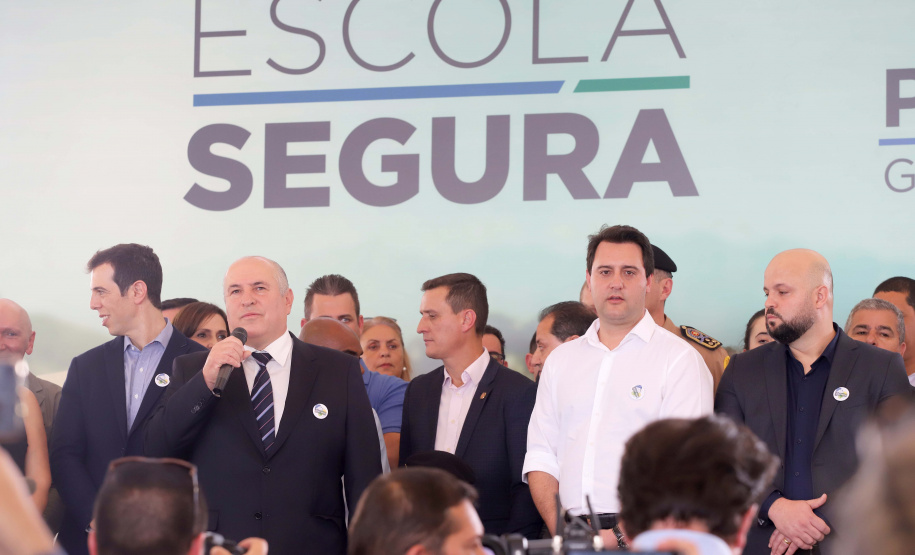 O governador Carlos Massa Ratinho Junior lança nesta quarta-feira (11) o programa Escola Segura na Região Metropolitana de Curitiba. Serão beneficiadas 40 escolas da região de nove municípios. Presentes: prefeito em exercício de São José dos Pinhais, Tiago Buhrer; secretários: de Educação, Renato Feder; de segurança pública, cel. Romulo Soares; comandante da PMPR, cel. Péricles de Matos; entre outros. N/F: deputado Francisco Bhurer.Curitiba, 11-09-19.Foto: Arnaldo Alves / AEN.