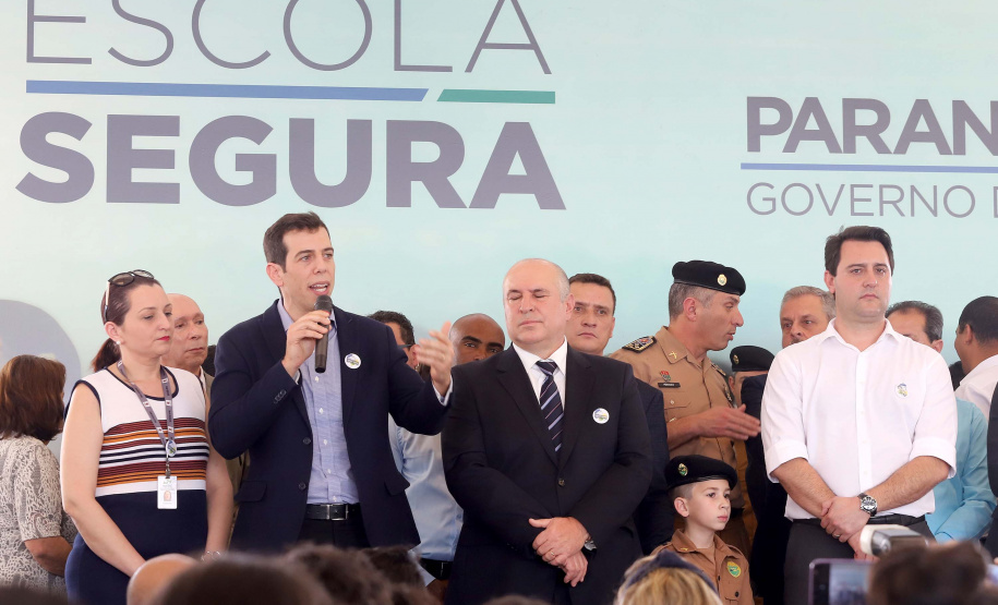 O governador Carlos Massa Ratinho Junior lança nesta quarta-feira (11) o programa Escola Segura na Região Metropolitana de Curitiba. Serão beneficiadas 40 escolas da região de nove municípios. Presentes: prefeito em exercício de São José dos Pinhais, Tiago Buhrer; secretários: de Educação, Renato Feder; de segurança pública, cel. Romulo Soares; comandante da PMPR, cel. Péricles de Matos; entre outros. N/F: secretário de Educação, Renato Feder.Curitiba, 11-09-19.Foto: Arnaldo Alves / AEN.