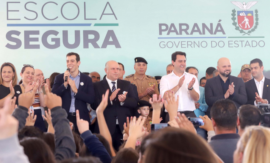 O governador Carlos Massa Ratinho Junior lança nesta quarta-feira (11) o programa Escola Segura na Região Metropolitana de Curitiba. Serão beneficiadas 40 escolas da região de nove municípios. Presentes: prefeito em exercício de São José dos Pinhais, Tiago Buhrer; secretários: de Educação, Renato Feder; de segurança pública, cel. Romulo Soares; comandante da PMPR, cel. Péricles de Matos; entre outros. N/F: secretário de Educação, Renato Feder.Curitiba, 11-09-19.Foto: Arnaldo Alves / AEN.