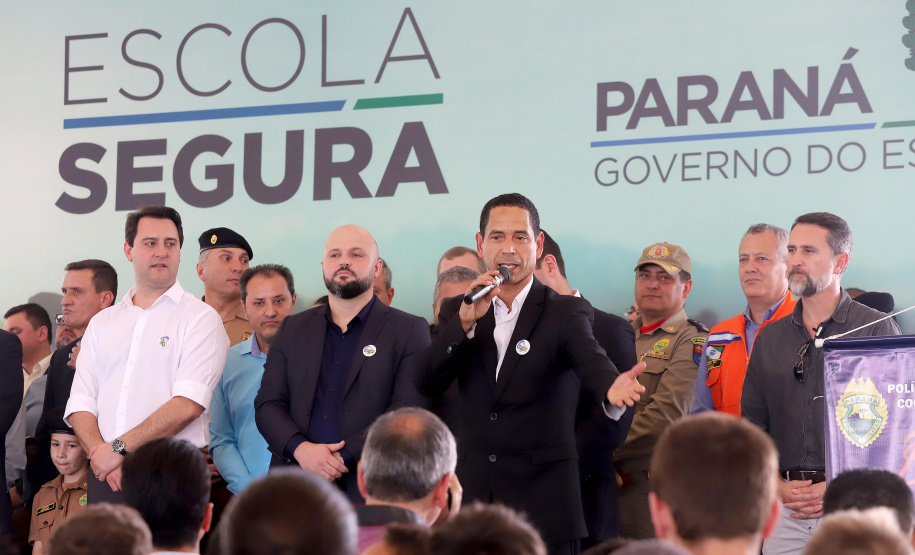 O governador Carlos Massa Ratinho Junior lança nesta quarta-feira (11) o programa Escola Segura na Região Metropolitana de Curitiba. Serão beneficiadas 40 escolas da região de nove municípios. Presentes: prefeito em exercício de São José dos Pinhais, Tiago Buhrer; secretários: de Educação, Renato Feder; de segurança pública, cel. Romulo Soares; comandante da PMPR, cel. Péricles de Matos; entre outros. N/F: segurança pública, cel. Romulo Soares.Curitiba, 11-09-19.Foto: Arnaldo Alves / AEN.