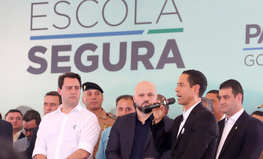 O governador Carlos Massa Ratinho Junior lança nesta quarta-feira (11) o programa Escola Segura na Região Metropolitana de Curitiba. Serão beneficiadas 40 escolas da região de nove municípios. Presentes: prefeito em exercício de São José dos Pinhais, Tiago Buhrer; secretários: de Educação, Renato Feder; de segurança pública, cel. Romulo Soares; comandante da PMPR, cel. Péricles de Matos; entre outros. N/F: segurança pública, cel. Romulo Soares.Curitiba, 11-09-19.Foto: Arnaldo Alves / AEN.
