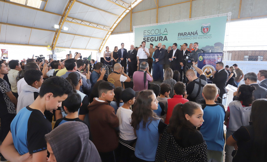 O governador Carlos Massa Ratinho Junior lança nesta quarta-feira (11) o programa Escola Segura na Região Metropolitana de Curitiba. Serão beneficiadas 40 escolas da região de nove municípios. Presentes: prefeito em exercício de São José dos Pinhais, Tiago Buhrer; secretários: de Educação, Renato Feder; de segurança pública, cel. Romulo Soares; comandante da PMPR, cel. Péricles de Matos; entre outros.Curitiba, 11-09-19.Foto: Arnaldo Alves / AEN.