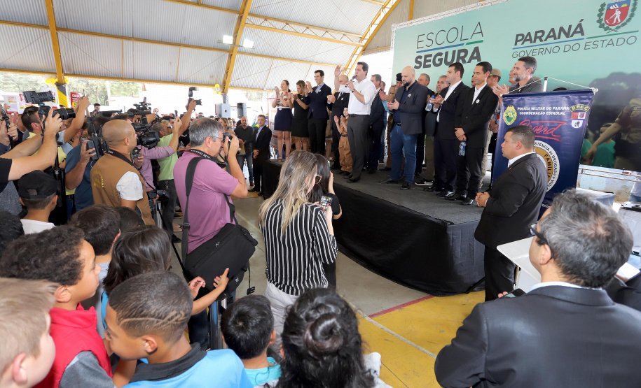O governador Carlos Massa Ratinho Junior lança nesta quarta-feira (11) o programa Escola Segura na Região Metropolitana de Curitiba. Serão beneficiadas 40 escolas da região de nove municípios. Presentes: prefeito em exercício de São José dos Pinhais, Tiago Buhrer; secretários: de Educação, Renato Feder; de segurança pública, cel. Romulo Soares; comandante da PMPR, cel. Péricles de Matos; entre outros.Curitiba, 11-09-19.Foto: Arnaldo Alves / AEN.