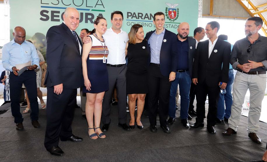 O governador Carlos Massa Ratinho Junior lança nesta quarta-feira (11) o programa Escola Segura na Região Metropolitana de Curitiba. Serão beneficiadas 40 escolas da região de nove municípios. Presentes: prefeito em exercício de São José dos Pinhais, Tiago Buhrer; secretários: de Educação, Renato Feder; de segurança pública, cel. Romulo Soares; comandante da PMPR, cel. Péricles de Matos; entre outros.Curitiba, 11-09-19.Foto: Arnaldo Alves / AEN.
