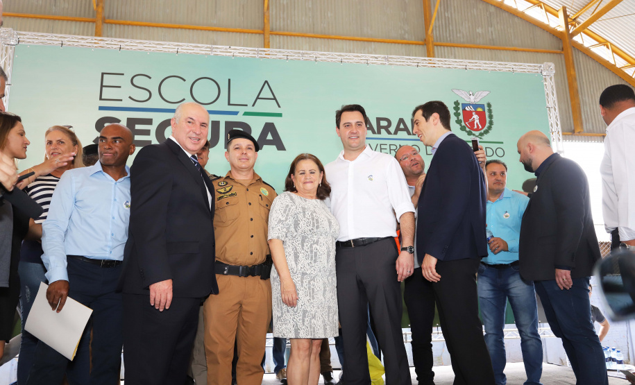 O governador Carlos Massa Ratinho Junior lança nesta quarta-feira (11) o programa Escola Segura na Região Metropolitana de Curitiba. Serão beneficiadas 40 escolas da região de nove municípios. Presentes: prefeito em exercício de São José dos Pinhais, Tiago Buhrer; secretários: de Educação, Renato Feder; de segurança pública, cel. Romulo Soares; comandante da PMPR, cel. Péricles de Matos; entre outros.Curitiba, 11-09-19.Foto: Arnaldo Alves / AEN.
