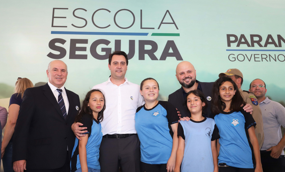 O governador Carlos Massa Ratinho Junior lança nesta quarta-feira (11) o programa Escola Segura na Região Metropolitana de Curitiba. Serão beneficiadas 40 escolas da região de nove municípios. Presentes: prefeito em exercício de São José dos Pinhais, Tiago Buhrer; secretários: de Educação, Renato Feder; de segurança pública, cel. Romulo Soares; comandante da PMPR, cel. Péricles de Matos; entre outros.Curitiba, 11-09-19.Foto: Arnaldo Alves / AEN.