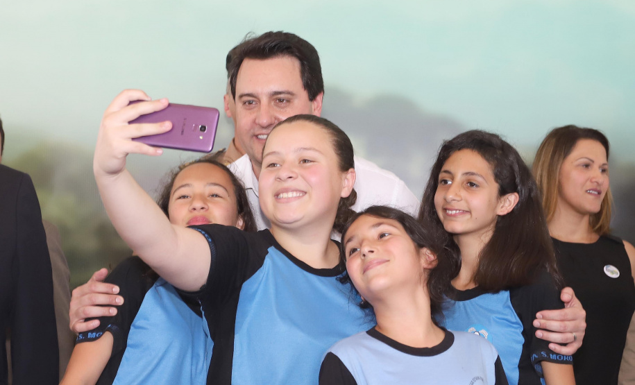 O governador Carlos Massa Ratinho Junior lança nesta quarta-feira (11) o programa Escola Segura na Região Metropolitana de Curitiba. Serão beneficiadas 40 escolas da região de nove municípios. Presentes: prefeito em exercício de São José dos Pinhais, Tiago Buhrer; secretários: de Educação, Renato Feder; de segurança pública, cel. Romulo Soares; comandante da PMPR, cel. Péricles de Matos; entre outros.Curitiba, 11-09-19.Foto: Arnaldo Alves / AEN.