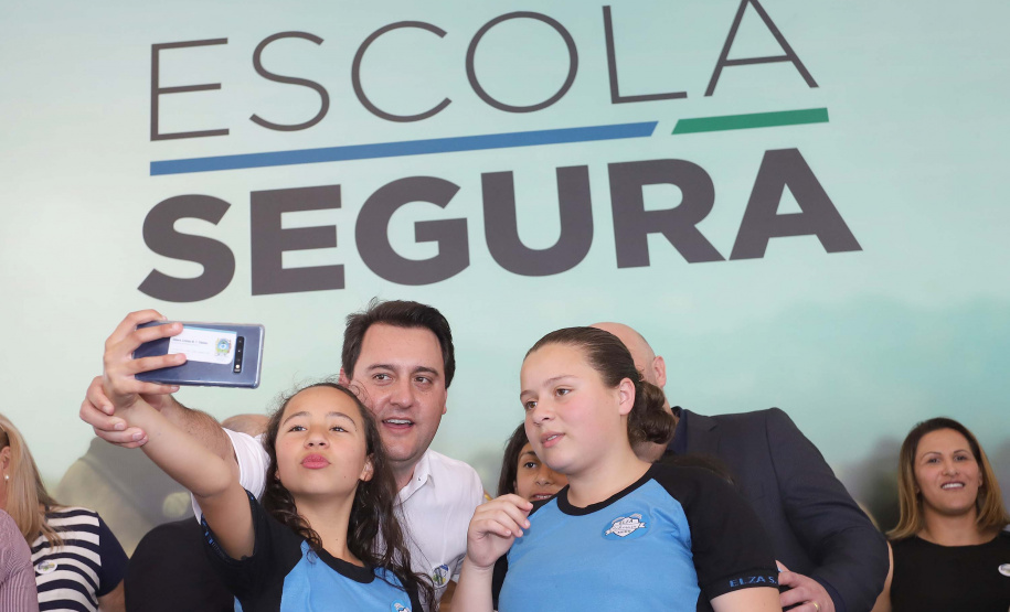 O governador Carlos Massa Ratinho Junior lança nesta quarta-feira (11) o programa Escola Segura na Região Metropolitana de Curitiba. Serão beneficiadas 40 escolas da região de nove municípios. Presentes: prefeito em exercício de São José dos Pinhais, Tiago Buhrer; secretários: de Educação, Renato Feder; de segurança pública, cel. Romulo Soares; comandante da PMPR, cel. Péricles de Matos; entre outros.Curitiba, 11-09-19.Foto: Arnaldo Alves / AEN.
