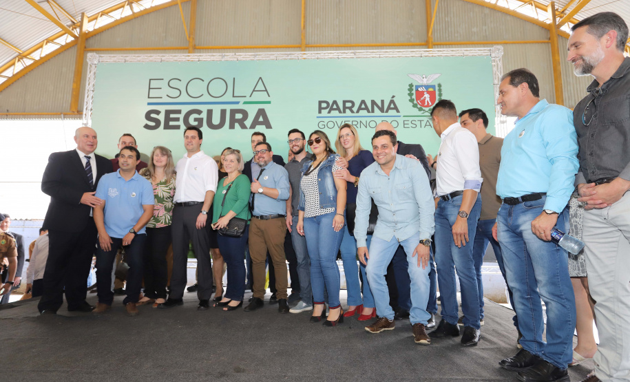 O governador Carlos Massa Ratinho Junior lança nesta quarta-feira (11) o programa Escola Segura na Região Metropolitana de Curitiba. Serão beneficiadas 40 escolas da região de nove municípios. Presentes: prefeito em exercício de São José dos Pinhais, Tiago Buhrer; secretários: de Educação, Renato Feder; de segurança pública, cel. Romulo Soares; comandante da PMPR, cel. Péricles de Matos; entre outros.Curitiba, 11-09-19.Foto: Arnaldo Alves / AEN.