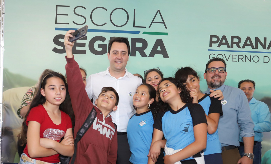 O governador Carlos Massa Ratinho Junior lança nesta quarta-feira (11) o programa Escola Segura na Região Metropolitana de Curitiba. Serão beneficiadas 40 escolas da região de nove municípios. Presentes: prefeito em exercício de São José dos Pinhais, Tiago Buhrer; secretários: de Educação, Renato Feder; de segurança pública, cel. Romulo Soares; comandante da PMPR, cel. Péricles de Matos; entre outros.Curitiba, 11-09-19.Foto: Arnaldo Alves / AEN.