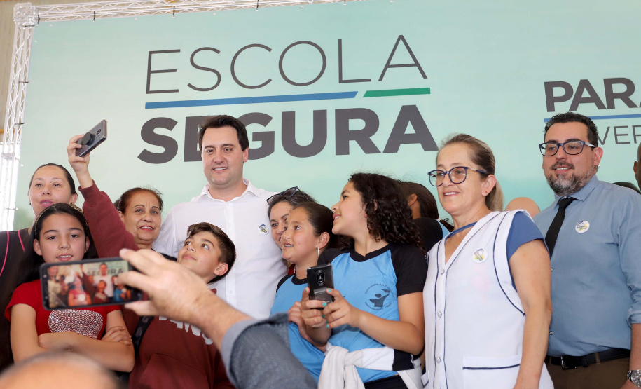 O governador Carlos Massa Ratinho Junior lança nesta quarta-feira (11) o programa Escola Segura na Região Metropolitana de Curitiba. Serão beneficiadas 40 escolas da região de nove municípios. Presentes: prefeito em exercício de São José dos Pinhais, Tiago Buhrer; secretários: de Educação, Renato Feder; de segurança pública, cel. Romulo Soares; comandante da PMPR, cel. Péricles de Matos; entre outros.Curitiba, 11-09-19.Foto: Arnaldo Alves / AEN.