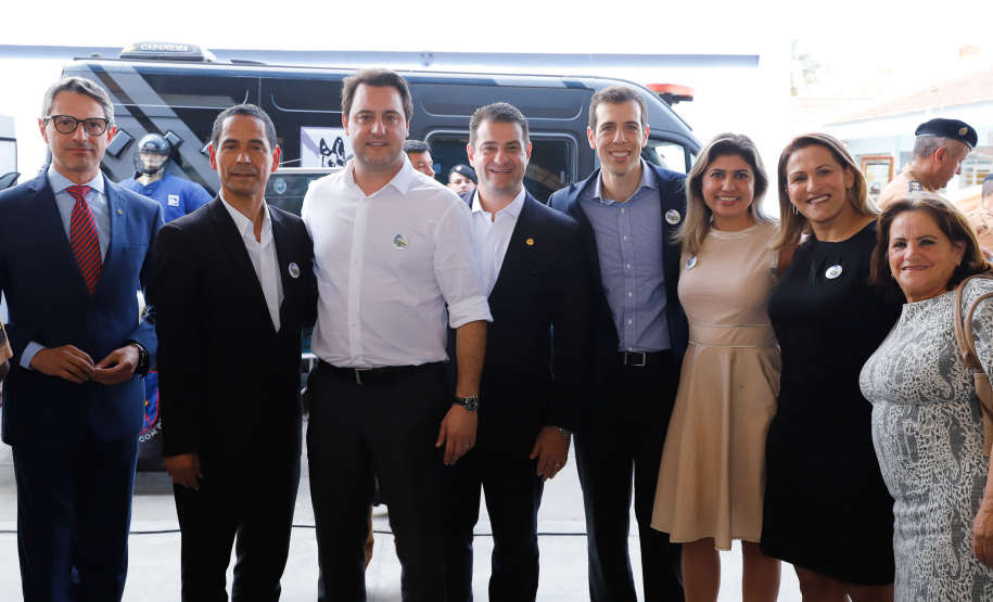 O programa Escola Segura, iniciativa do Governo do Paraná para ampliar a proteção de alunos e professores da rede estadual, está implantado em 40 colégios estaduais da Grande Curitiba, contando com 77 policiais militares da reserva. O lançamento oficial na região foi feito nesta quarta-feira (11) pelo governador Carlos Massa Ratinho Junior. No Paraná, o programa já beneficia alunos e professores de 71 colégios estaduais e conta com a atuação de 126 policiais militares.