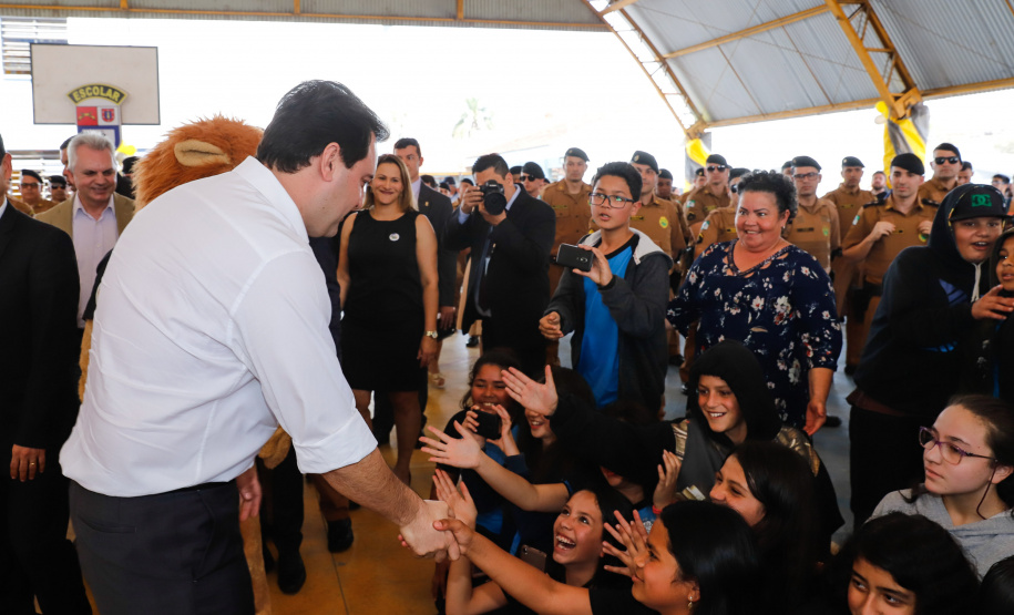 O programa Escola Segura, iniciativa do Governo do Paraná para ampliar a proteção de alunos e professores da rede estadual, está implantado em 40 colégios estaduais da Grande Curitiba, contando com 77 policiais militares da reserva. O lançamento oficial na região foi feito nesta quarta-feira (11) pelo governador Carlos Massa Ratinho Junior. No Paraná, o programa já beneficia alunos e professores de 71 colégios estaduais e conta com a atuação de 126 policiais militares.