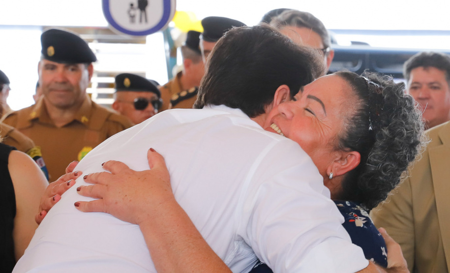 O programa Escola Segura, iniciativa do Governo do Paraná para ampliar a proteção de alunos e professores da rede estadual, está implantado em 40 colégios estaduais da Grande Curitiba, contando com 77 policiais militares da reserva. O lançamento oficial na região foi feito nesta quarta-feira (11) pelo governador Carlos Massa Ratinho Junior. No Paraná, o programa já beneficia alunos e professores de 71 colégios estaduais e conta com a atuação de 126 policiais militares.