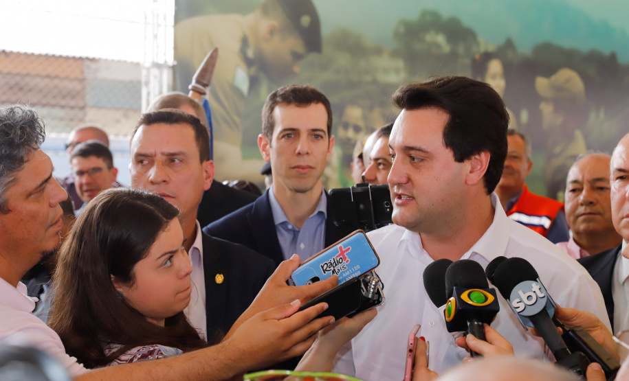O programa Escola Segura, iniciativa do Governo do Paraná para ampliar a proteção de alunos e professores da rede estadual, está implantado em 40 colégios estaduais da Grande Curitiba, contando com 77 policiais militares da reserva. O lançamento oficial na região foi feito nesta quarta-feira (11) pelo governador Carlos Massa Ratinho Junior. No Paraná, o programa já beneficia alunos e professores de 71 colégios estaduais e conta com a atuação de 126 policiais militares.