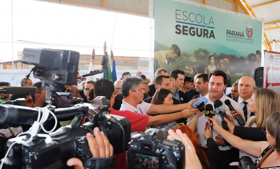 O programa Escola Segura, iniciativa do Governo do Paraná para ampliar a proteção de alunos e professores da rede estadual, está implantado em 40 colégios estaduais da Grande Curitiba, contando com 77 policiais militares da reserva. O lançamento oficial na região foi feito nesta quarta-feira (11) pelo governador Carlos Massa Ratinho Junior. No Paraná, o programa já beneficia alunos e professores de 71 colégios estaduais e conta com a atuação de 126 policiais militares.