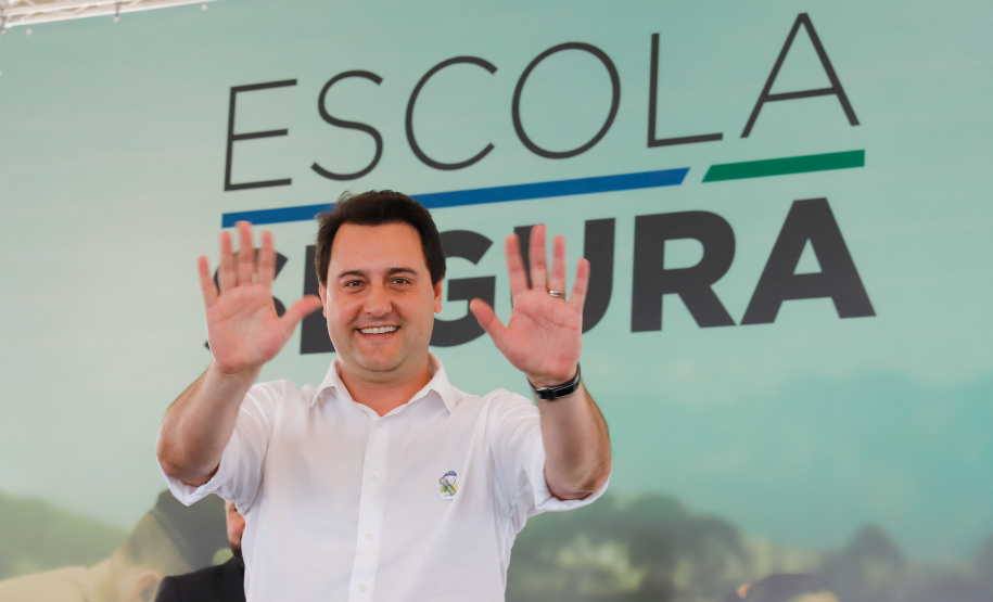 O programa Escola Segura, iniciativa do Governo do Paraná para ampliar a proteção de alunos e professores da rede estadual, está implantado em 40 colégios estaduais da Grande Curitiba, contando com 77 policiais militares da reserva. O lançamento oficial na região foi feito nesta quarta-feira (11) pelo governador Carlos Massa Ratinho Junior. No Paraná, o programa já beneficia alunos e professores de 71 colégios estaduais e conta com a atuação de 126 policiais militares.