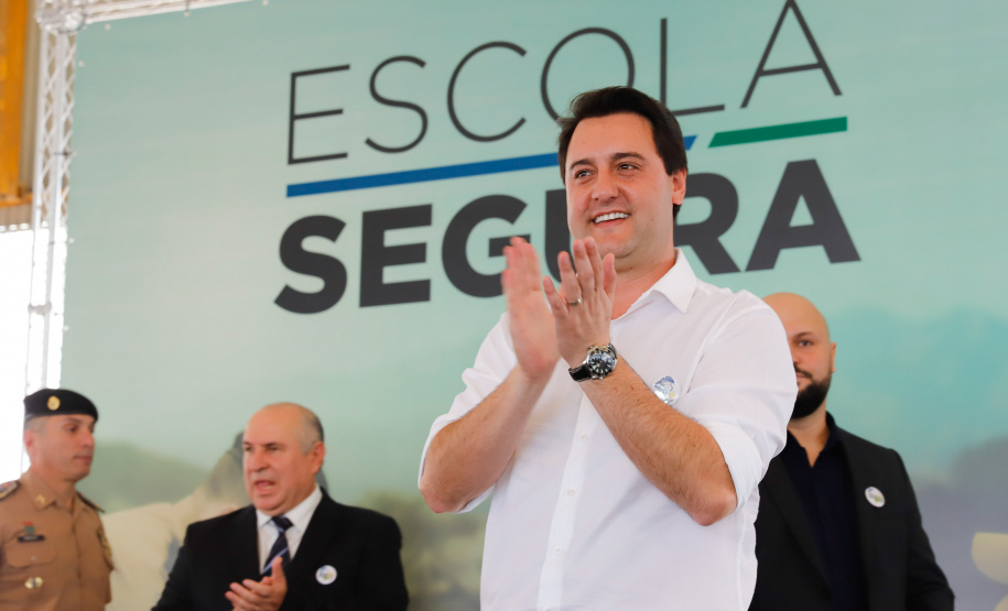O programa Escola Segura, iniciativa do Governo do Paraná para ampliar a proteção de alunos e professores da rede estadual, está implantado em 40 colégios estaduais da Grande Curitiba, contando com 77 policiais militares da reserva. O lançamento oficial na região foi feito nesta quarta-feira (11) pelo governador Carlos Massa Ratinho Junior. No Paraná, o programa já beneficia alunos e professores de 71 colégios estaduais e conta com a atuação de 126 policiais militares.