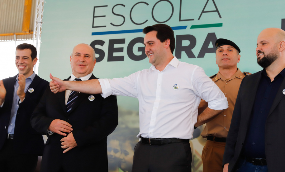 O programa Escola Segura, iniciativa do Governo do Paraná para ampliar a proteção de alunos e professores da rede estadual, está implantado em 40 colégios estaduais da Grande Curitiba, contando com 77 policiais militares da reserva. O lançamento oficial na região foi feito nesta quarta-feira (11) pelo governador Carlos Massa Ratinho Junior. No Paraná, o programa já beneficia alunos e professores de 71 colégios estaduais e conta com a atuação de 126 policiais militares.