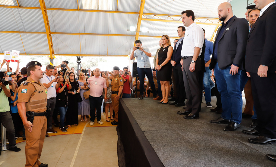 O programa Escola Segura, iniciativa do Governo do Paraná para ampliar a proteção de alunos e professores da rede estadual, está implantado em 40 colégios estaduais da Grande Curitiba, contando com 77 policiais militares da reserva. O lançamento oficial na região foi feito nesta quarta-feira (11) pelo governador Carlos Massa Ratinho Junior. No Paraná, o programa já beneficia alunos e professores de 71 colégios estaduais e conta com a atuação de 126 policiais militares.