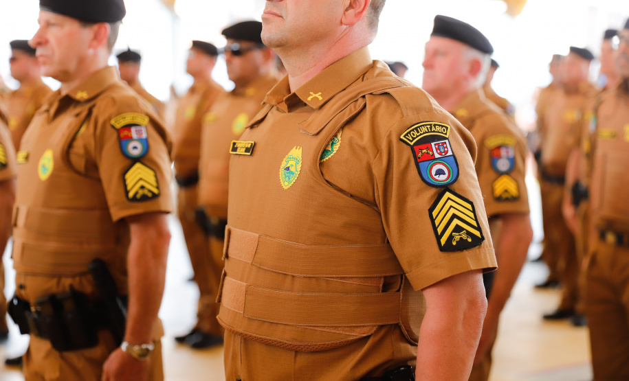 O programa Escola Segura, iniciativa do Governo do Paraná para ampliar a proteção de alunos e professores da rede estadual, está implantado em 40 colégios estaduais da Grande Curitiba, contando com 77 policiais militares da reserva. O lançamento oficial na região foi feito nesta quarta-feira (11) pelo governador Carlos Massa Ratinho Junior. No Paraná, o programa já beneficia alunos e professores de 71 colégios estaduais e conta com a atuação de 126 policiais militares.