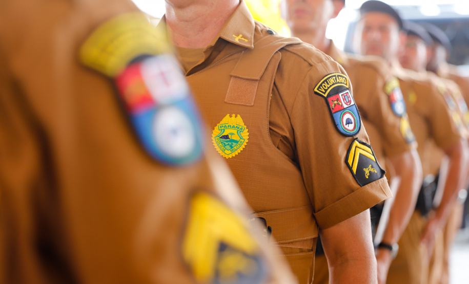 O programa Escola Segura, iniciativa do Governo do Paraná para ampliar a proteção de alunos e professores da rede estadual, está implantado em 40 colégios estaduais da Grande Curitiba, contando com 77 policiais militares da reserva. O lançamento oficial na região foi feito nesta quarta-feira (11) pelo governador Carlos Massa Ratinho Junior. No Paraná, o programa já beneficia alunos e professores de 71 colégios estaduais e conta com a atuação de 126 policiais militares.