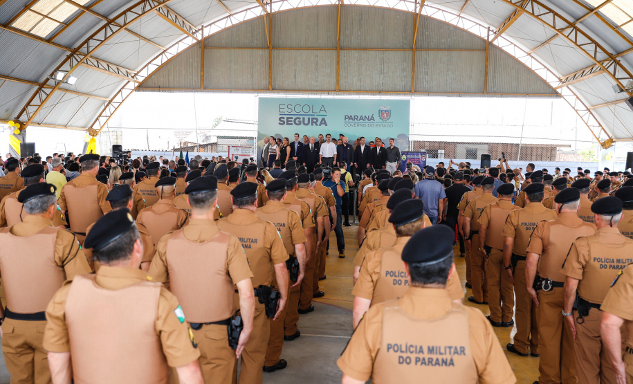 O programa Escola Segura, iniciativa do Governo do Paraná para ampliar a proteção de alunos e professores da rede estadual, está implantado em 40 colégios estaduais da Grande Curitiba, contando com 77 policiais militares da reserva. O lançamento oficial na região foi feito nesta quarta-feira (11) pelo governador Carlos Massa Ratinho Junior. No Paraná, o programa já beneficia alunos e professores de 71 colégios estaduais e conta com a atuação de 126 policiais militares.