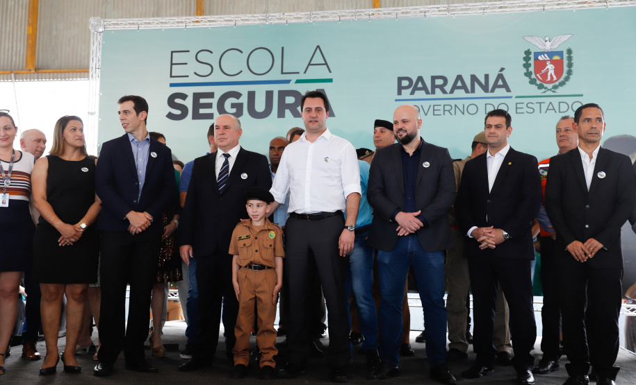 O programa Escola Segura, iniciativa do Governo do Paraná para ampliar a proteção de alunos e professores da rede estadual, está implantado em 40 colégios estaduais da Grande Curitiba, contando com 77 policiais militares da reserva. O lançamento oficial na região foi feito nesta quarta-feira (11) pelo governador Carlos Massa Ratinho Junior. No Paraná, o programa já beneficia alunos e professores de 71 colégios estaduais e conta com a atuação de 126 policiais militares.