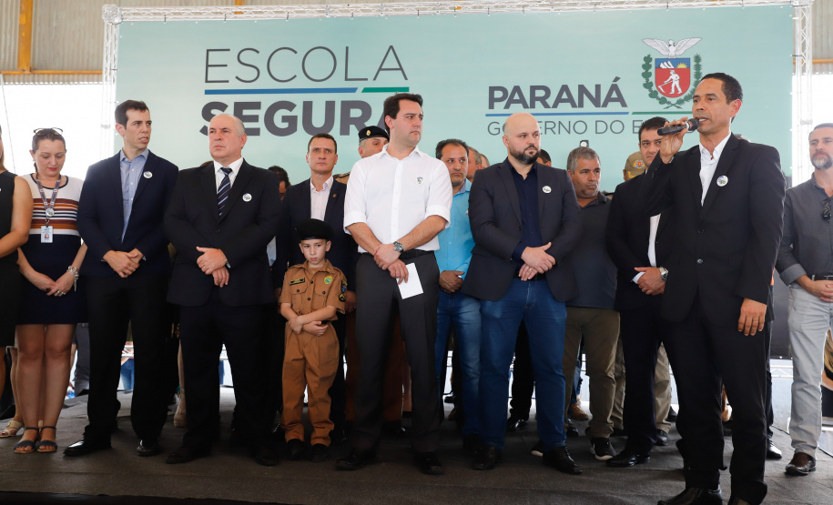 O programa Escola Segura, iniciativa do Governo do Paraná para ampliar a proteção de alunos e professores da rede estadual, está implantado em 40 colégios estaduais da Grande Curitiba, contando com 77 policiais militares da reserva. O lançamento oficial na região foi feito nesta quarta-feira (11) pelo governador Carlos Massa Ratinho Junior. No Paraná, o programa já beneficia alunos e professores de 71 colégios estaduais e conta com a atuação de 126 policiais militares.