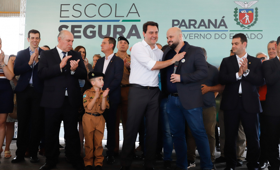 O programa Escola Segura, iniciativa do Governo do Paraná para ampliar a proteção de alunos e professores da rede estadual, está implantado em 40 colégios estaduais da Grande Curitiba, contando com 77 policiais militares da reserva. O lançamento oficial na região foi feito nesta quarta-feira (11) pelo governador Carlos Massa Ratinho Junior. No Paraná, o programa já beneficia alunos e professores de 71 colégios estaduais e conta com a atuação de 126 policiais militares.