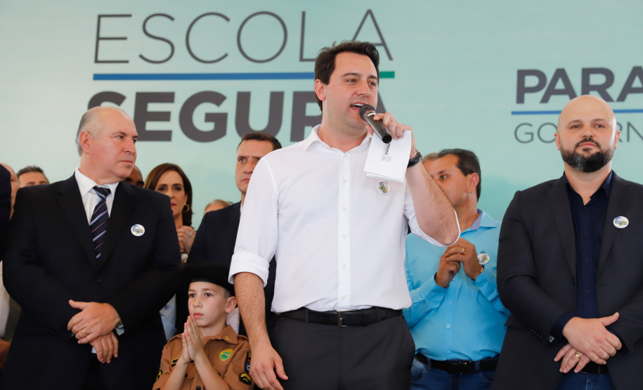 O programa Escola Segura, iniciativa do Governo do Paraná para ampliar a proteção de alunos e professores da rede estadual, está implantado em 40 colégios estaduais da Grande Curitiba, contando com 77 policiais militares da reserva. O lançamento oficial na região foi feito nesta quarta-feira (11) pelo governador Carlos Massa Ratinho Junior. No Paraná, o programa já beneficia alunos e professores de 71 colégios estaduais e conta com a atuação de 126 policiais militares.