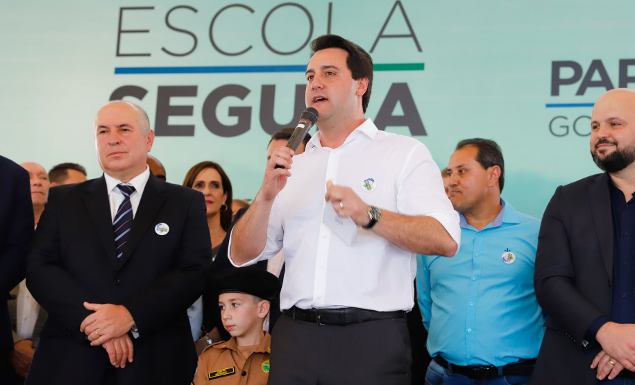 O programa Escola Segura, iniciativa do Governo do Paraná para ampliar a proteção de alunos e professores da rede estadual, está implantado em 40 colégios estaduais da Grande Curitiba, contando com 77 policiais militares da reserva. O lançamento oficial na região foi feito nesta quarta-feira (11) pelo governador Carlos Massa Ratinho Junior. No Paraná, o programa já beneficia alunos e professores de 71 colégios estaduais e conta com a atuação de 126 policiais militares.