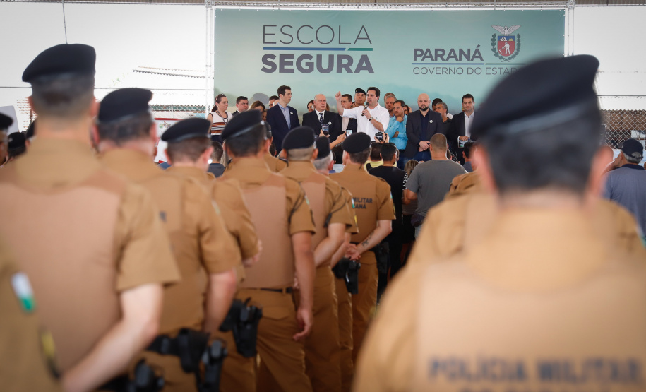 O programa Escola Segura, iniciativa do Governo do Paraná para ampliar a proteção de alunos e professores da rede estadual, está implantado em 40 colégios estaduais da Grande Curitiba, contando com 77 policiais militares da reserva. O lançamento oficial na região foi feito nesta quarta-feira (11) pelo governador Carlos Massa Ratinho Junior. No Paraná, o programa já beneficia alunos e professores de 71 colégios estaduais e conta com a atuação de 126 policiais militares.