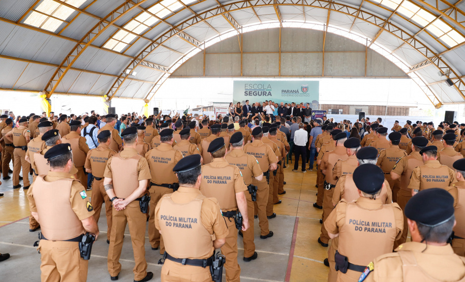 O programa Escola Segura, iniciativa do Governo do Paraná para ampliar a proteção de alunos e professores da rede estadual, está implantado em 40 colégios estaduais da Grande Curitiba, contando com 77 policiais militares da reserva. O lançamento oficial na região foi feito nesta quarta-feira (11) pelo governador Carlos Massa Ratinho Junior. No Paraná, o programa já beneficia alunos e professores de 71 colégios estaduais e conta com a atuação de 126 policiais militares.