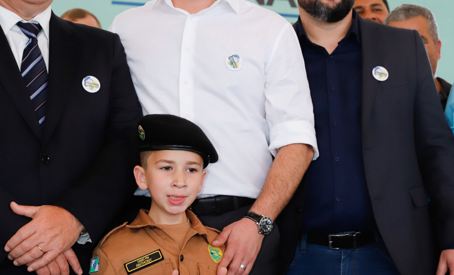 O programa Escola Segura, iniciativa do Governo do Paraná para ampliar a proteção de alunos e professores da rede estadual, está implantado em 40 colégios estaduais da Grande Curitiba, contando com 77 policiais militares da reserva. O lançamento oficial na região foi feito nesta quarta-feira (11) pelo governador Carlos Massa Ratinho Junior. No Paraná, o programa já beneficia alunos e professores de 71 colégios estaduais e conta com a atuação de 126 policiais militares.