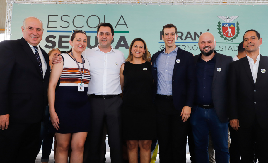 O programa Escola Segura, iniciativa do Governo do Paraná para ampliar a proteção de alunos e professores da rede estadual, está implantado em 40 colégios estaduais da Grande Curitiba, contando com 77 policiais militares da reserva. O lançamento oficial na região foi feito nesta quarta-feira (11) pelo governador Carlos Massa Ratinho Junior. No Paraná, o programa já beneficia alunos e professores de 71 colégios estaduais e conta com a atuação de 126 policiais militares.