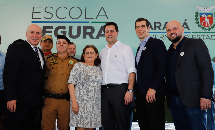 O programa Escola Segura, iniciativa do Governo do Paraná para ampliar a proteção de alunos e professores da rede estadual, está implantado em 40 colégios estaduais da Grande Curitiba, contando com 77 policiais militares da reserva. O lançamento oficial na região foi feito nesta quarta-feira (11) pelo governador Carlos Massa Ratinho Junior. No Paraná, o programa já beneficia alunos e professores de 71 colégios estaduais e conta com a atuação de 126 policiais militares.