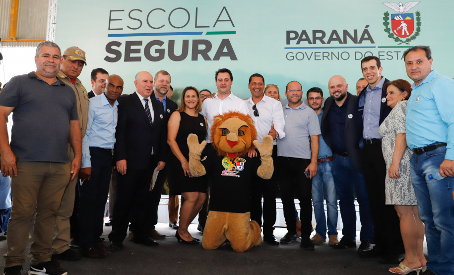O programa Escola Segura, iniciativa do Governo do Paraná para ampliar a proteção de alunos e professores da rede estadual, está implantado em 40 colégios estaduais da Grande Curitiba, contando com 77 policiais militares da reserva. O lançamento oficial na região foi feito nesta quarta-feira (11) pelo governador Carlos Massa Ratinho Junior. No Paraná, o programa já beneficia alunos e professores de 71 colégios estaduais e conta com a atuação de 126 policiais militares.