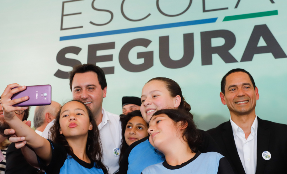 O programa Escola Segura, iniciativa do Governo do Paraná para ampliar a proteção de alunos e professores da rede estadual, está implantado em 40 colégios estaduais da Grande Curitiba, contando com 77 policiais militares da reserva. O lançamento oficial na região foi feito nesta quarta-feira (11) pelo governador Carlos Massa Ratinho Junior. No Paraná, o programa já beneficia alunos e professores de 71 colégios estaduais e conta com a atuação de 126 policiais militares.