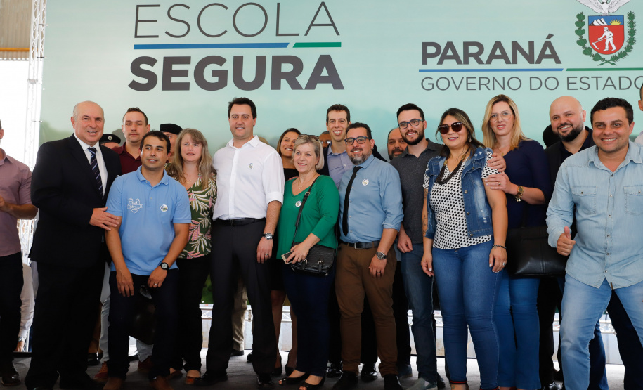 O programa Escola Segura, iniciativa do Governo do Paraná para ampliar a proteção de alunos e professores da rede estadual, está implantado em 40 colégios estaduais da Grande Curitiba, contando com 77 policiais militares da reserva. O lançamento oficial na região foi feito nesta quarta-feira (11) pelo governador Carlos Massa Ratinho Junior. No Paraná, o programa já beneficia alunos e professores de 71 colégios estaduais e conta com a atuação de 126 policiais militares.