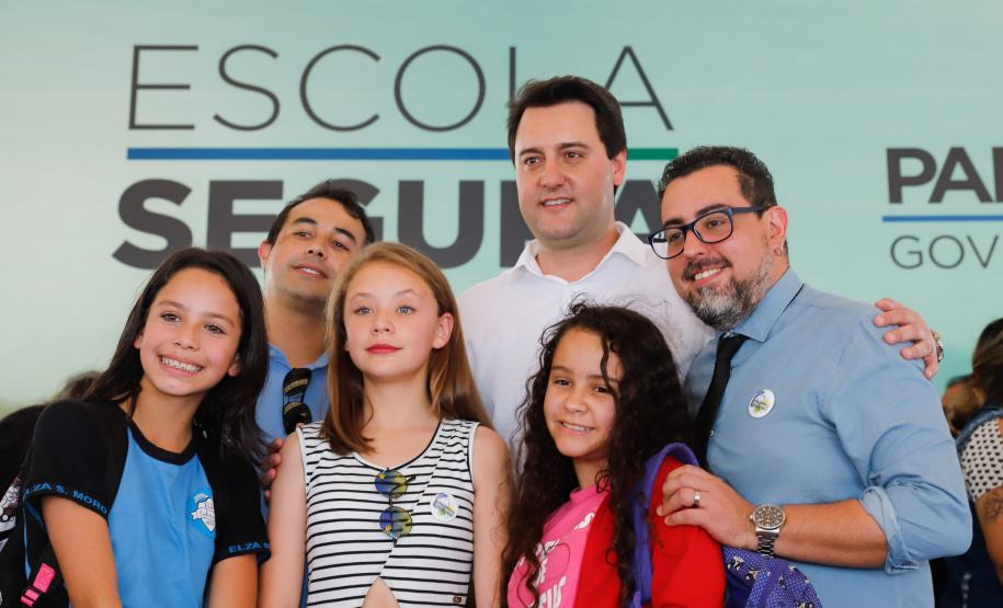 O programa Escola Segura, iniciativa do Governo do Paraná para ampliar a proteção de alunos e professores da rede estadual, está implantado em 40 colégios estaduais da Grande Curitiba, contando com 77 policiais militares da reserva. O lançamento oficial na região foi feito nesta quarta-feira (11) pelo governador Carlos Massa Ratinho Junior. No Paraná, o programa já beneficia alunos e professores de 71 colégios estaduais e conta com a atuação de 126 policiais militares.