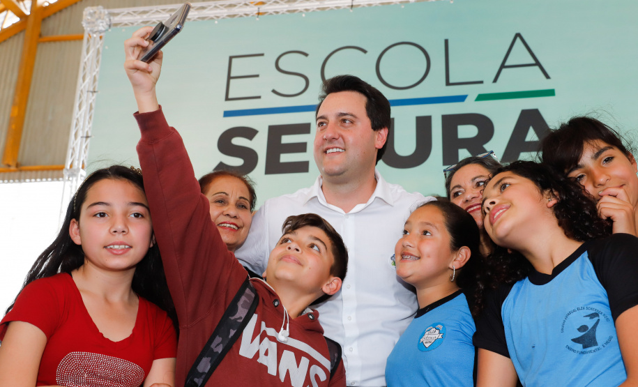 O programa Escola Segura, iniciativa do Governo do Paraná para ampliar a proteção de alunos e professores da rede estadual, está implantado em 40 colégios estaduais da Grande Curitiba, contando com 77 policiais militares da reserva. O lançamento oficial na região foi feito nesta quarta-feira (11) pelo governador Carlos Massa Ratinho Junior. No Paraná, o programa já beneficia alunos e professores de 71 colégios estaduais e conta com a atuação de 126 policiais militares.